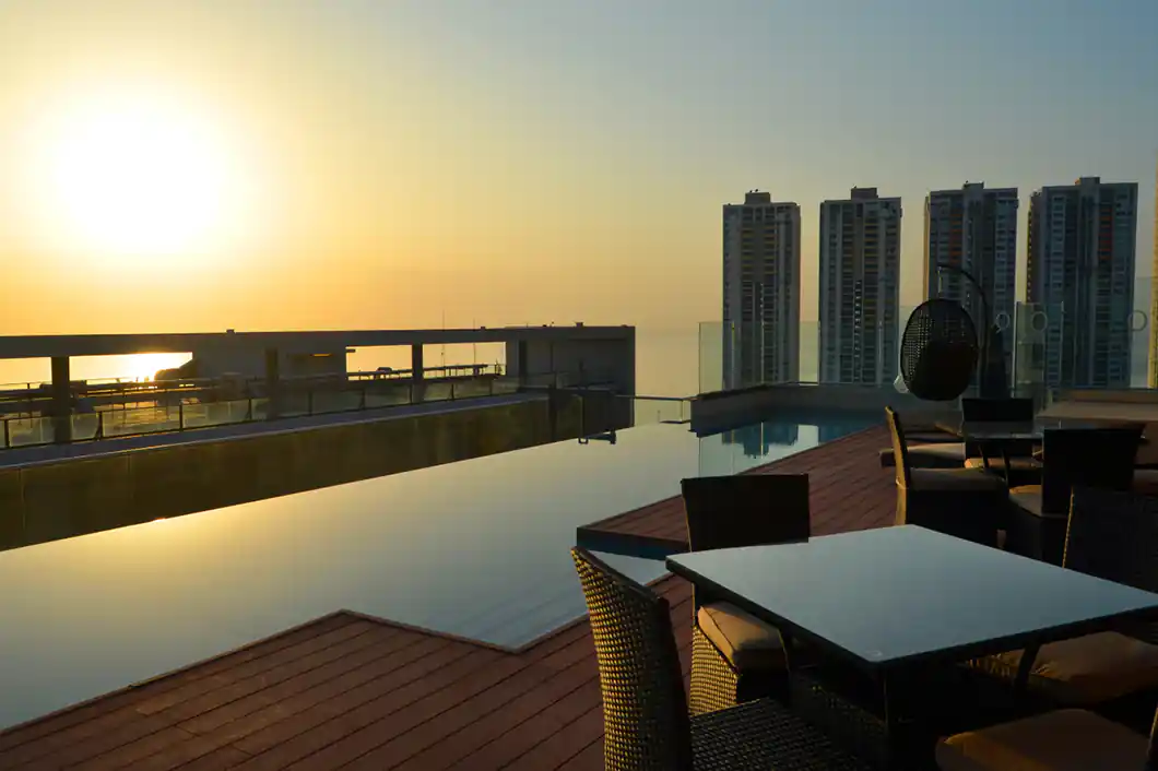 Piscina con vista del atardecer