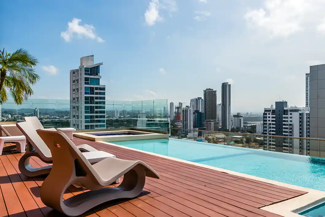 Piscina con vista  a la ciudad