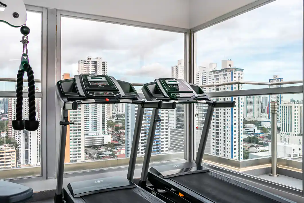 Gimnasio con vista a la ciudad