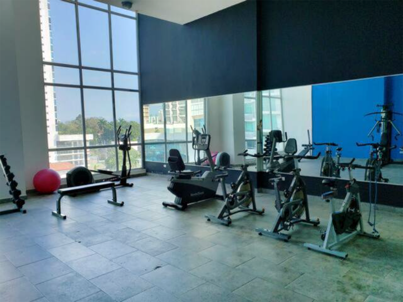 Gimnasio con sus equipos