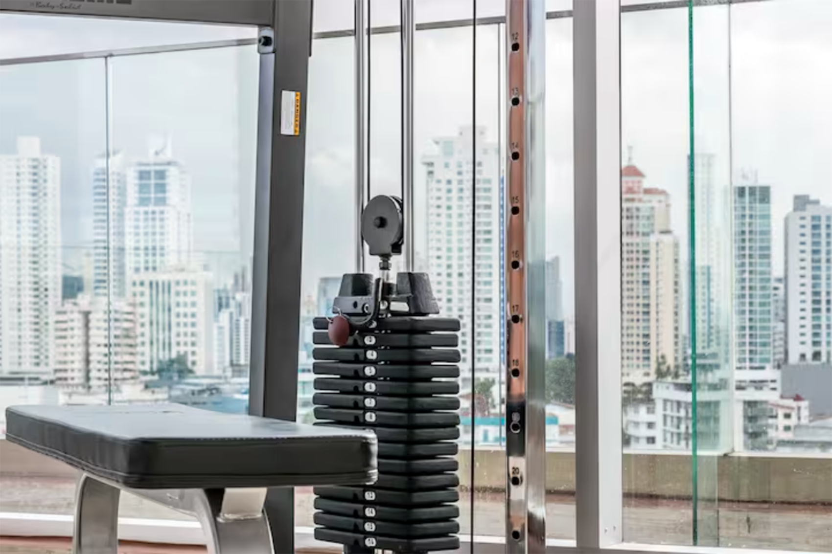 Gimnasio con vista a la ciudad